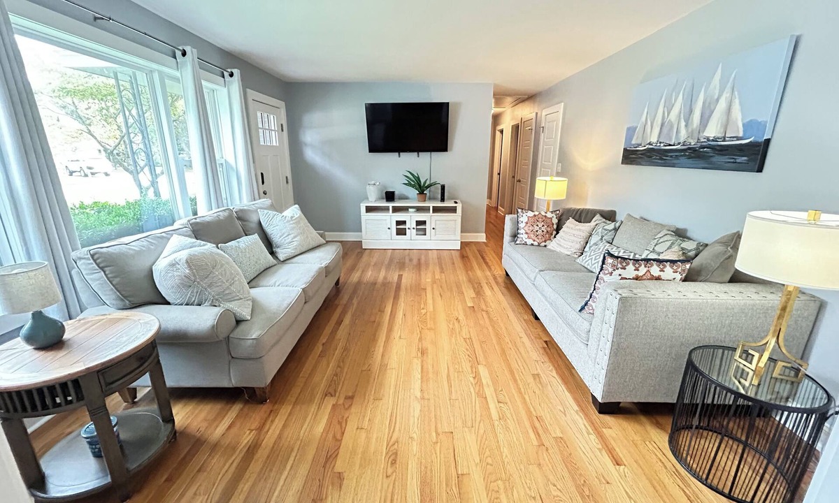 West Ashley House | Coastal Comfort in Charleston - Family + Pet Friendly - Central Location