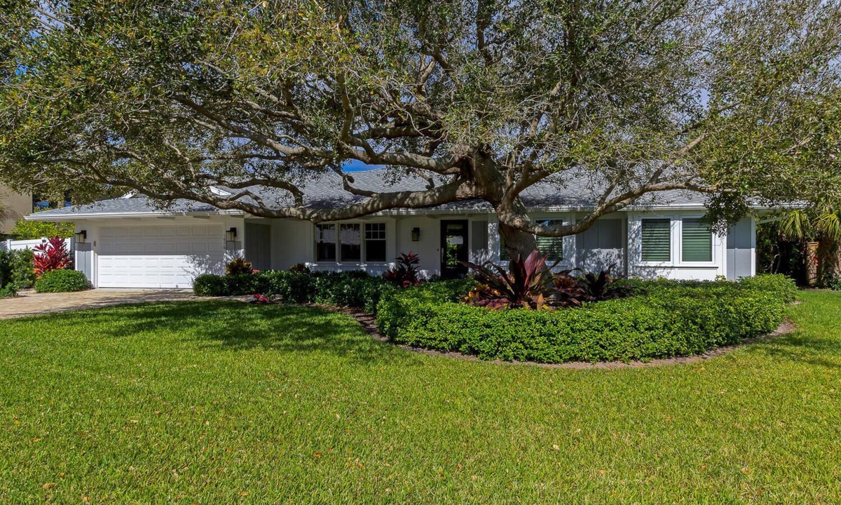 South Beach House | COASTAL CONTEMPORARY - Luxurious 4-BR Home, 2 minute walk to beach