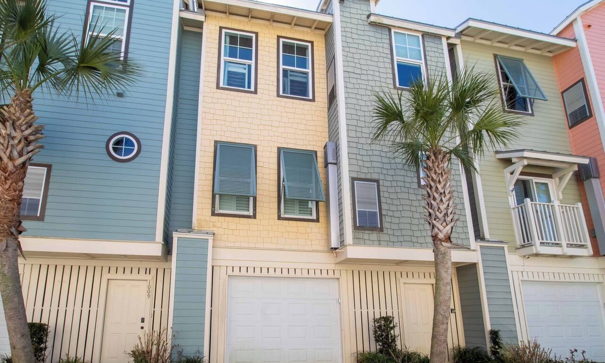 Charleston Condo | Coastal retreat short ride to the beach
