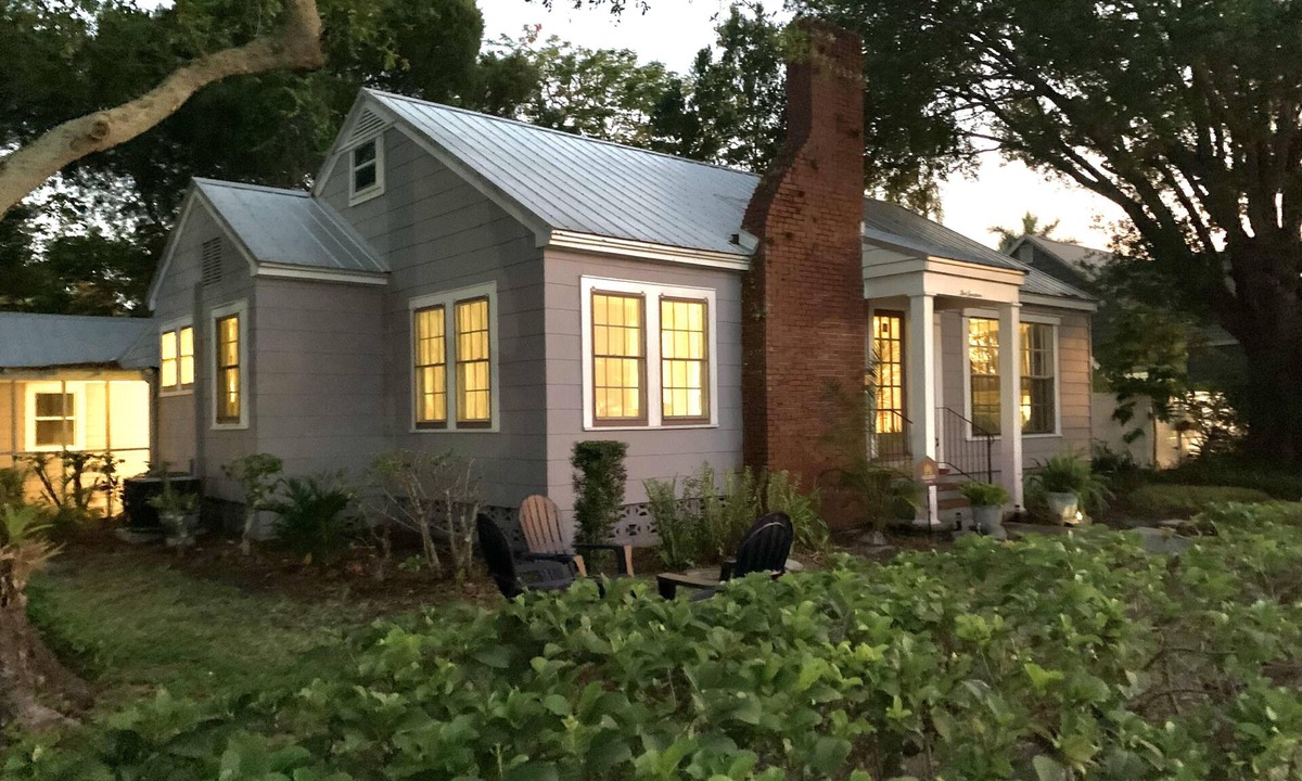 Bradenton Villa | Coastal villa on Riverwalk near shopping, restaurants and Gulf beaches
