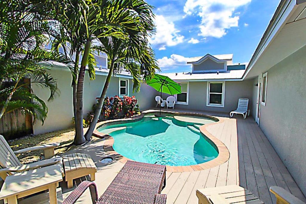 Holmes Beach House | Coconut Cottage #3 by AMI Locals