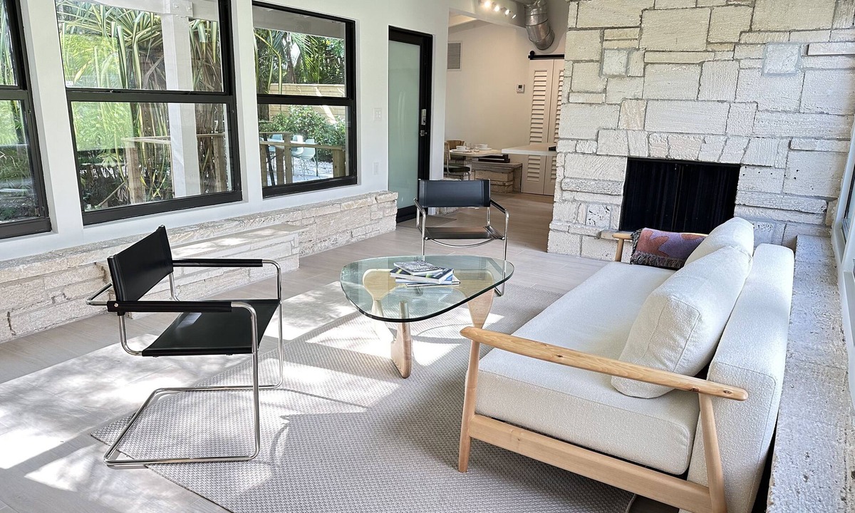 Southwest Coconut Grove House | Coconut Grove Mid-Century Jungle Oasis