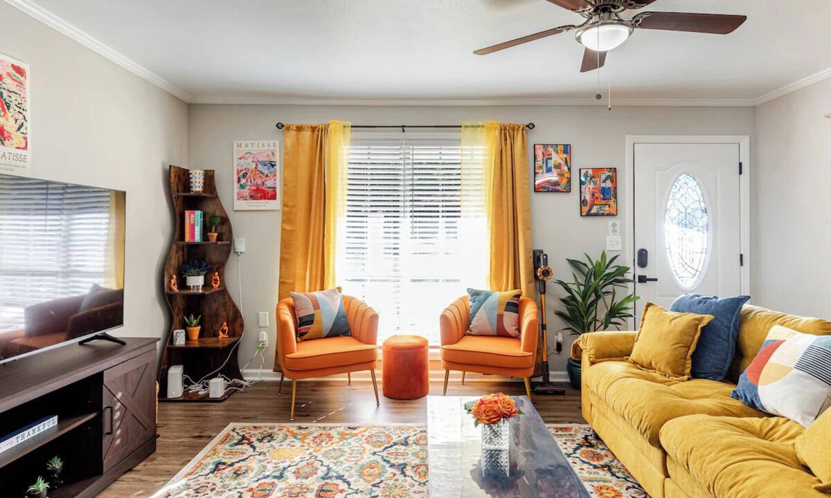 Columbus House | Colorful and Cozy 2 Bedroom in Columbus