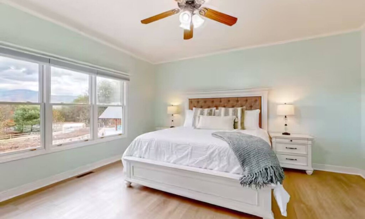 Ellijay Hotel | Combined Family Suite w/ Resort Pool + VIEWS