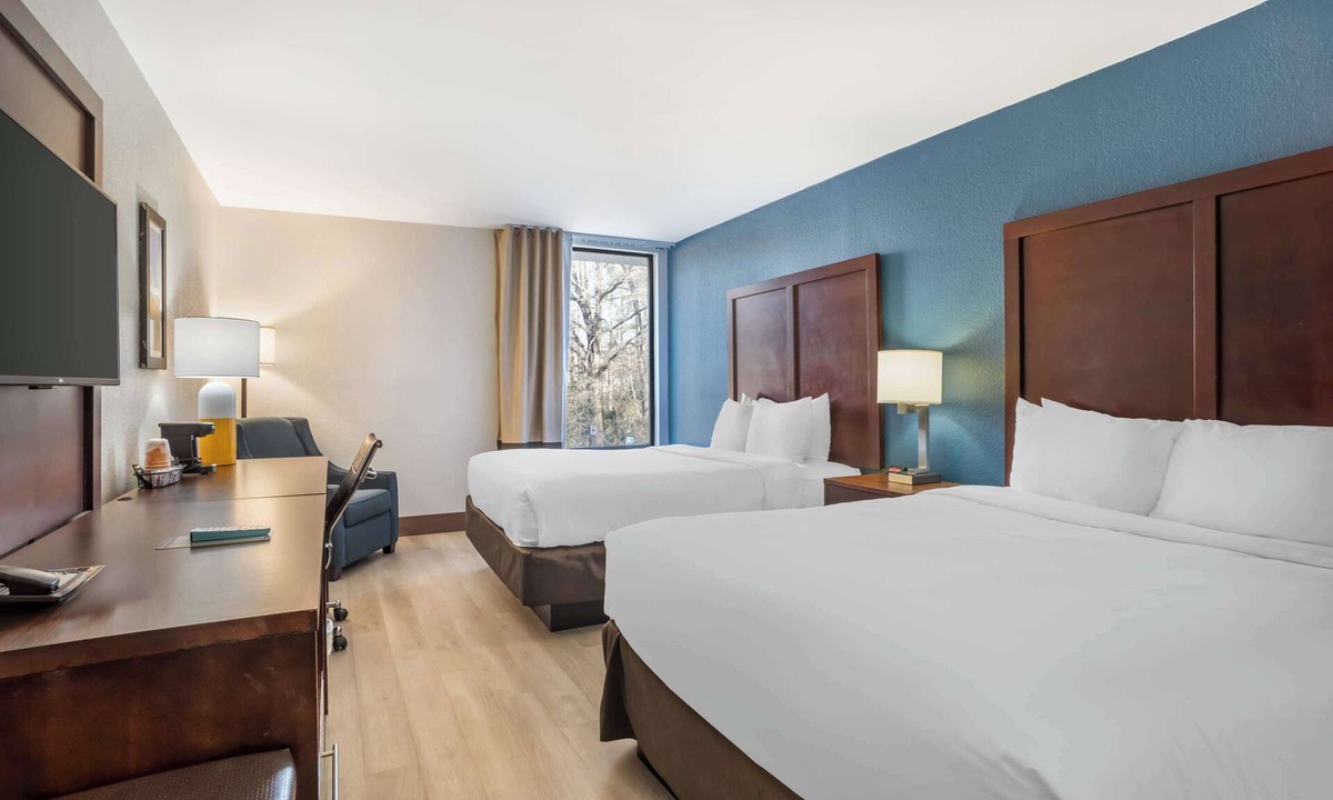 Executive Park Hotel | Comfort Inn Charlotte Airport Uptown