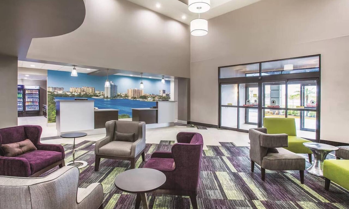 Clearwater Hotel | Comfort Inn & Suites Clearwater South - Pinellas Park