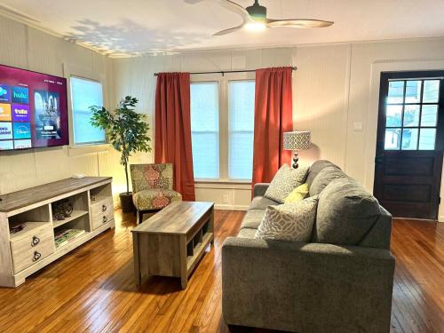 Long View House | Comfortable apartment, Near to Aviation Museum -Spruce Goose