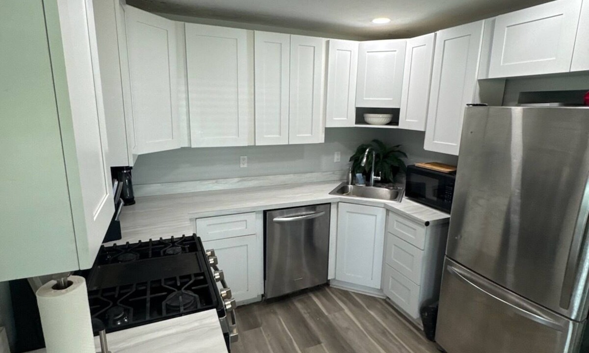 Tropic House | Comfortable centraly located home - 2-bedroom house with AC in Melbourne