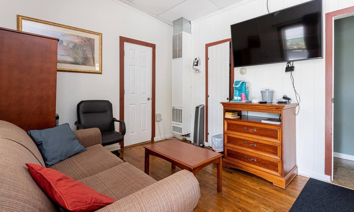 Hendersonville Hotel | Comfortable Queen Room l Near Downtown