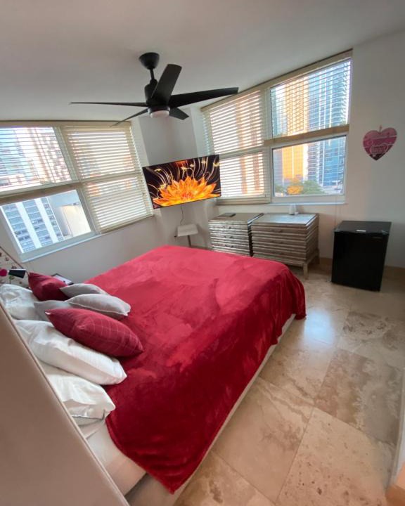 Downtown Miami House | Comfortable room in the Brickell City Center area