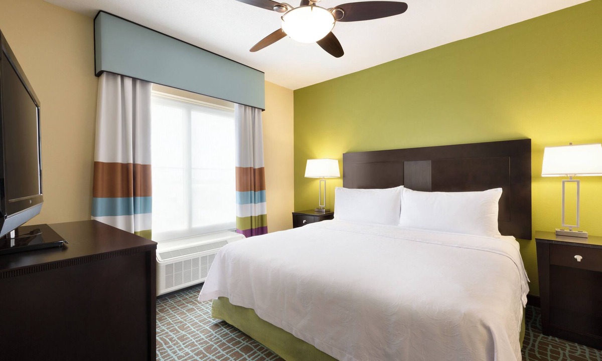 Biggar Hotel | Comfortable Unit for Business Travel | Kitchen, Shuttle, and Free Breakfast