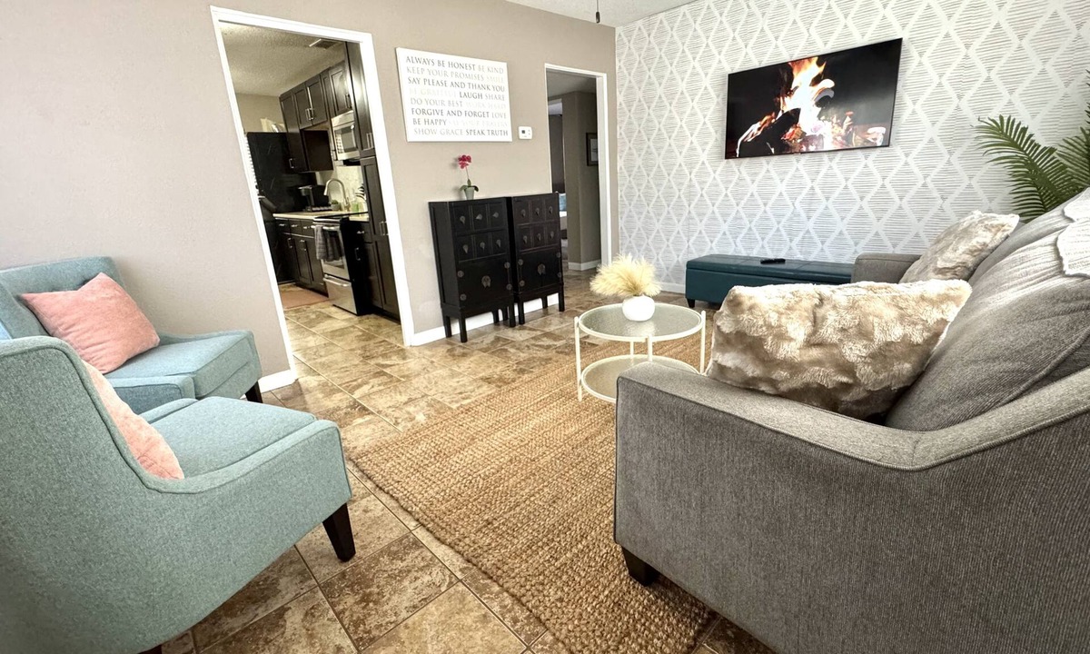 Riverside Apartment | Comfy cozy in trendy Riverside!