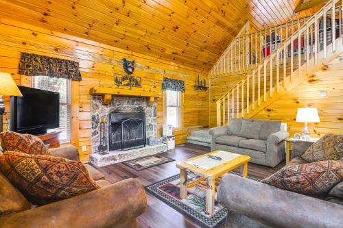 Sevierville House | Community Pool! Sevierville Stay w/Hot Tub