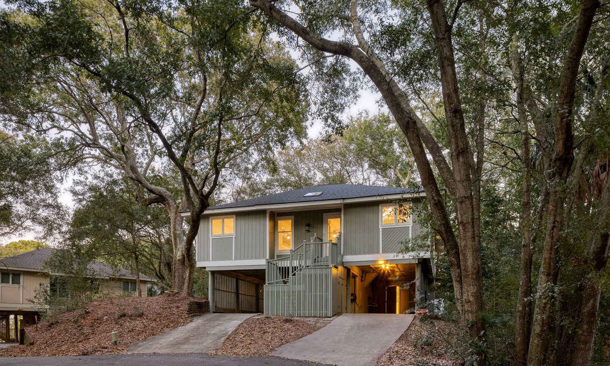 Twin Oaks House | Conch Cottage by AvantStay | Walk to Beach, Deck, Fireplace, Outdoor Dining