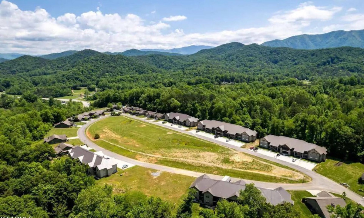 Townsend Condo | Condo nestled in the Smokies with pool!
