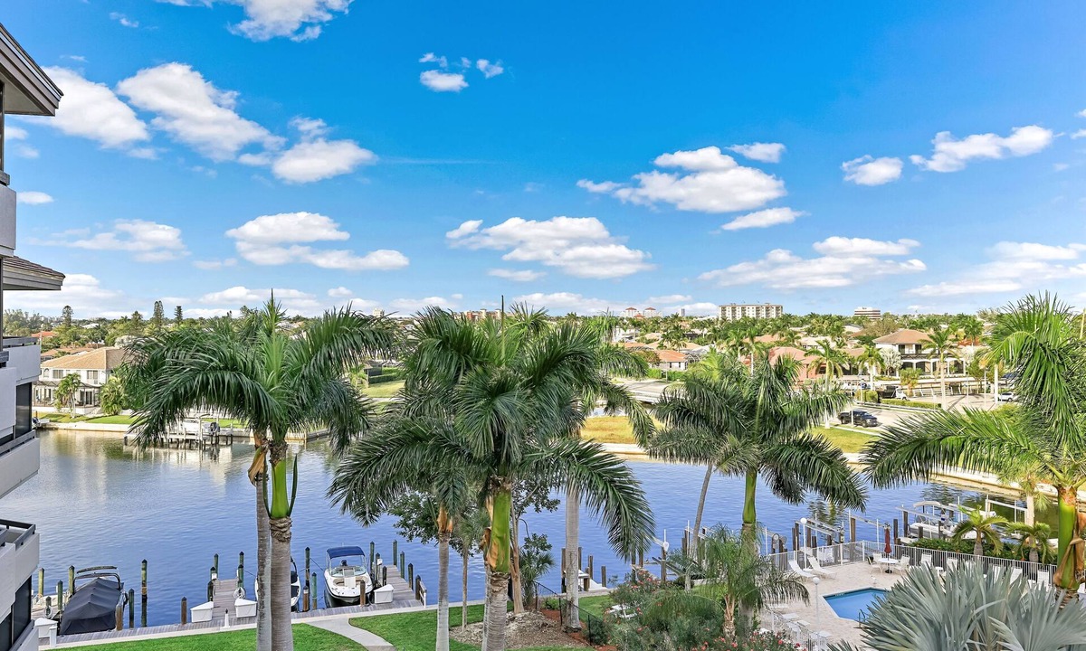 Marco Island Condo | Condo overlooking Clam Bay w/pool & beach access