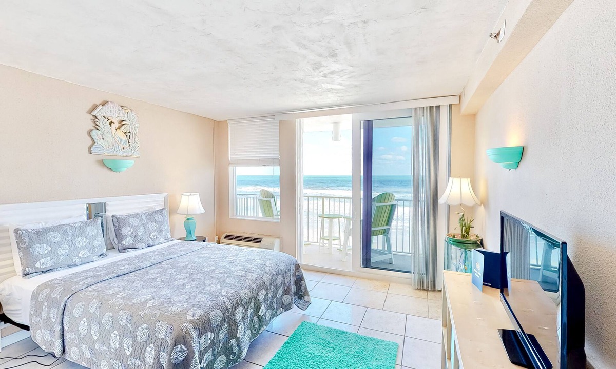 Lenox Park Condo | Condo w/furnished balcony, shared pool, hot tub, game room, gym, & beach access
