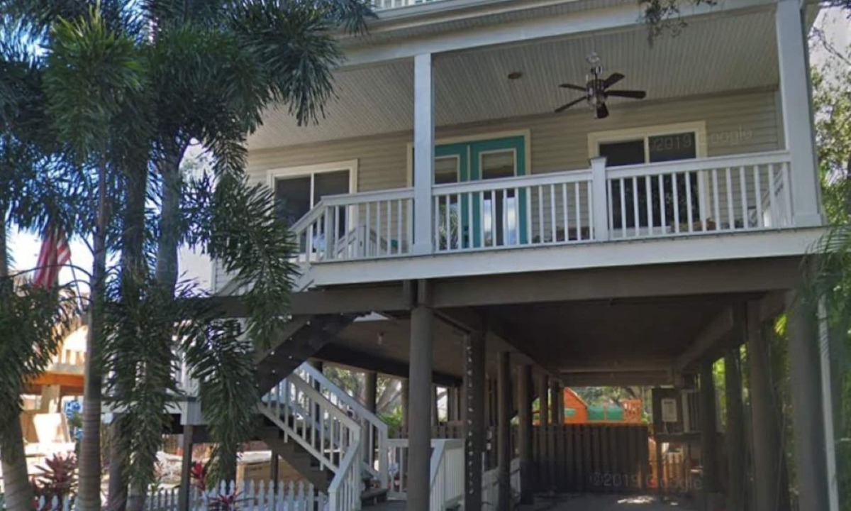 Dunedin House | Condor Nest-private home-walk to downtown & the water! nNew heated POOL!