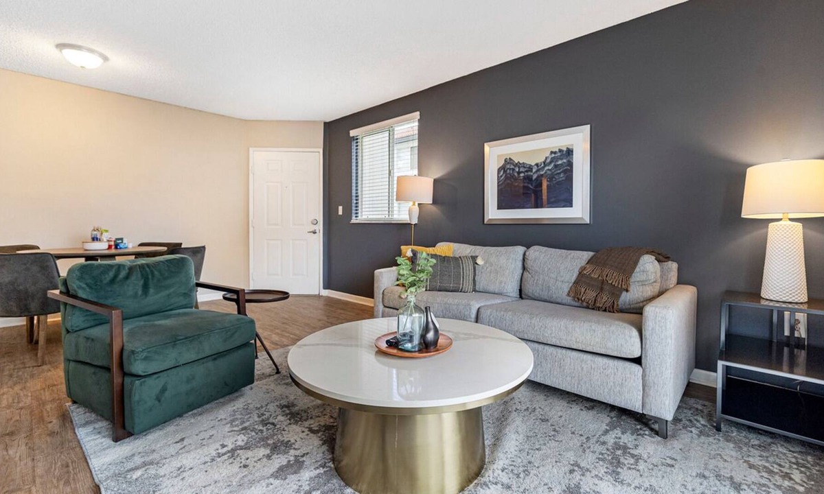 Ludlam Apartment | CONGRATS! You’ve found a large2BR apt w/high-end appliances in a prime location!