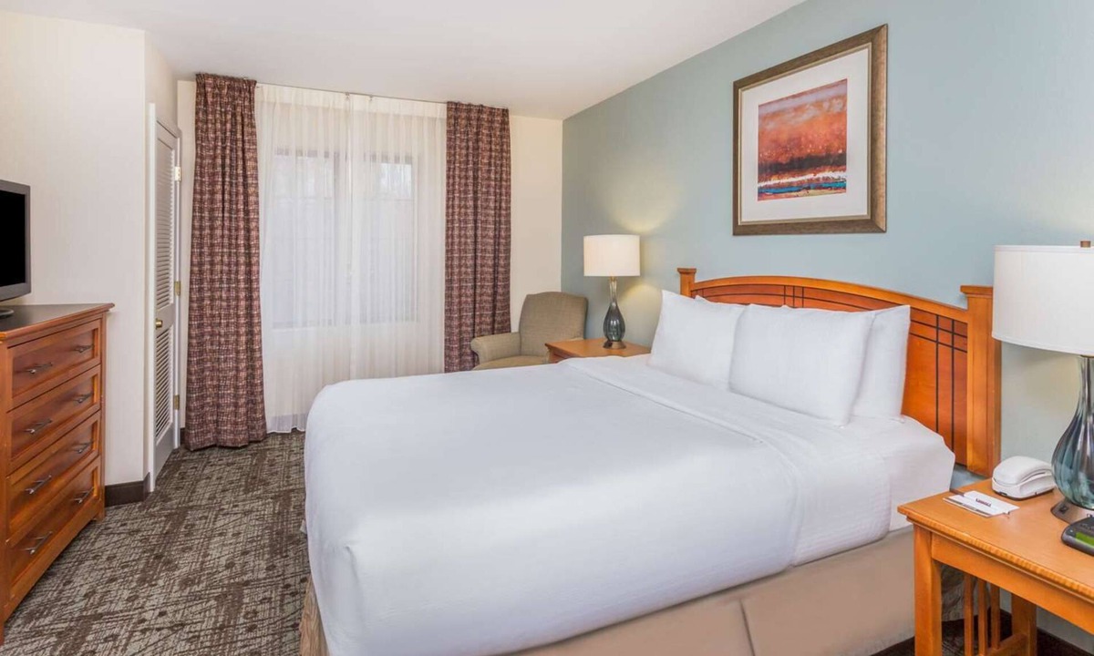 Dunwoody Hotel | Convenient All-Suite Lodging Near Perimeter Mall | 4 Units
