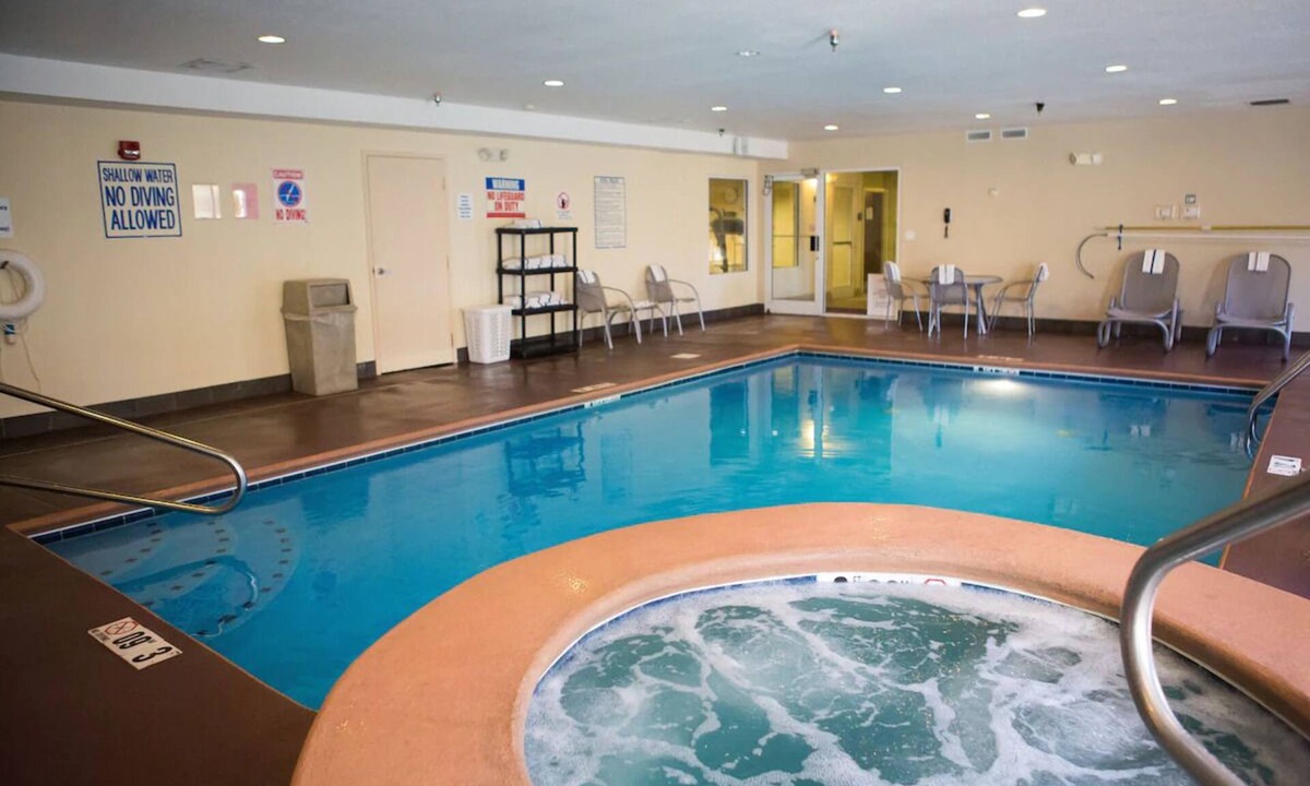 Lupton City Hotel | Convenient Queen Suite Near Chattanooga Attractions with Free Breakfast
