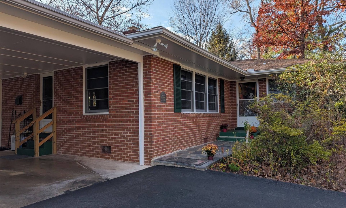 Charlottesville House | Convenient to everything, without the noise and traffic - quiet residential home