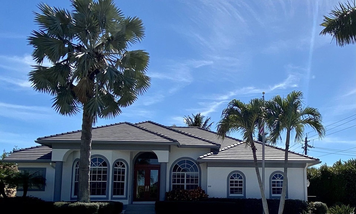 Marco Island House | Convenient walk to the Winterberry beach access & Marco Walk activities!