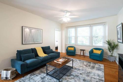 Foxcroft Square Apartment | Cool “Blue” 2-bdrm Apt in Suburbs w/Free Parking