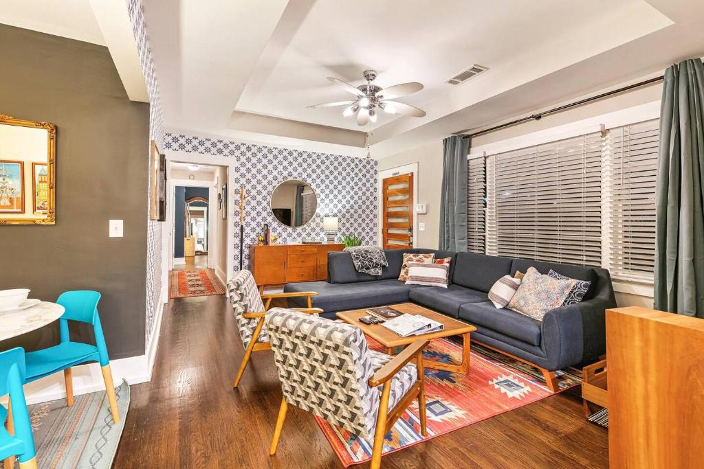 East Atlanta House | Cool East ATL Huge Fenced Yd-Fire pit King Bed
