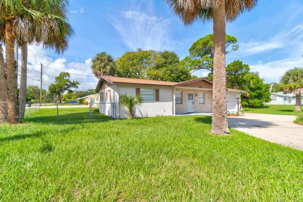 South Daytona House | Coquina Cabana with fenced yard and adorable decor