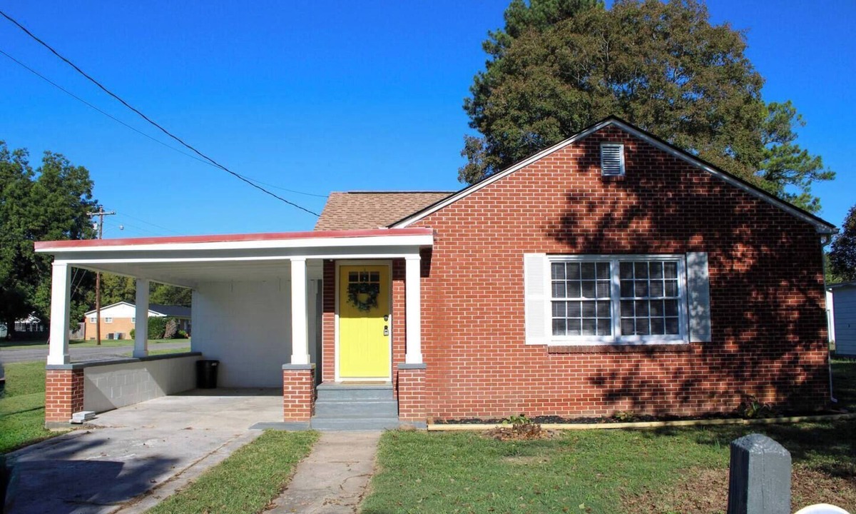 Spring City House | Corner Cottage - 2BR, Close to Lake, Restaurants!
