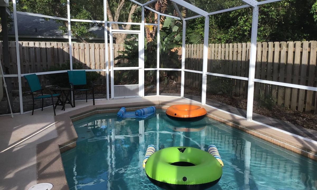Edgewater House | Cosy Home with Heated Pool