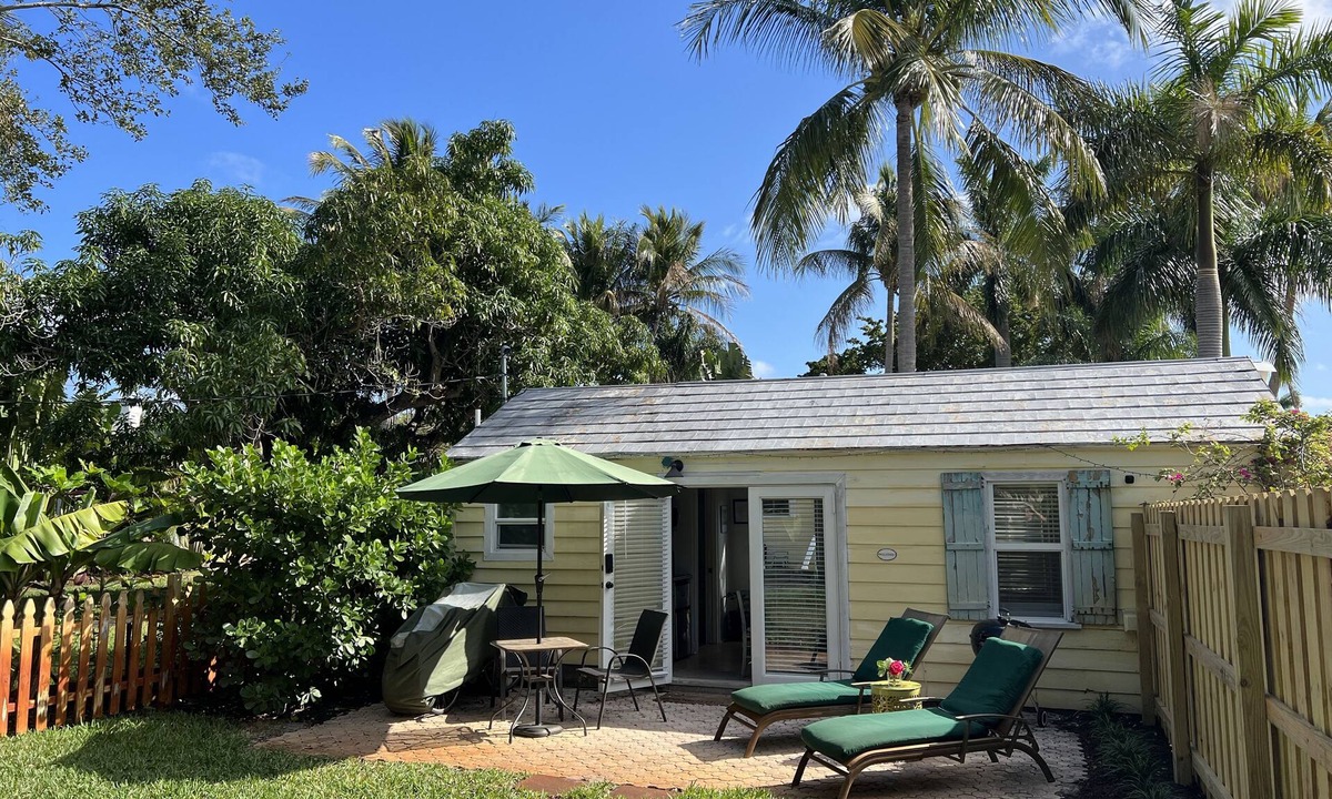Lake Worth Apartment | COTTAGE CLOSE TO BEACH AND BRYANT PARK