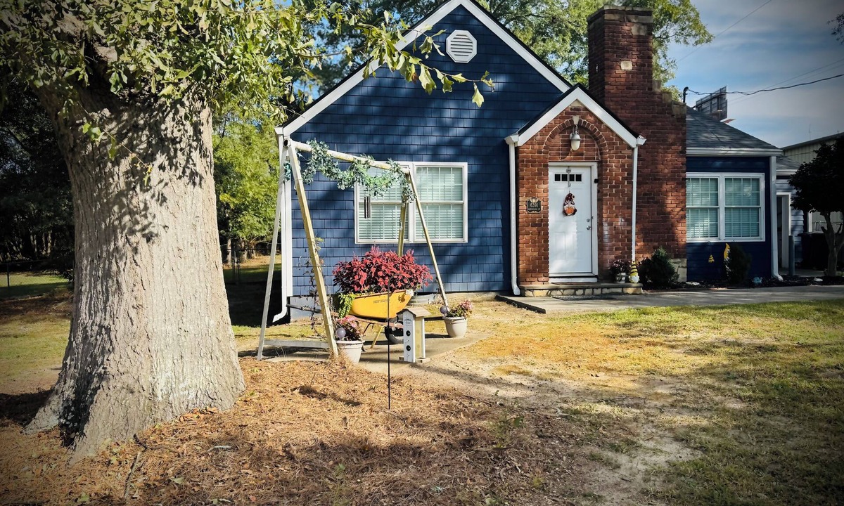Douglasville House | Cottage home near downtown Douglasville’s Greystone Amphitheater.