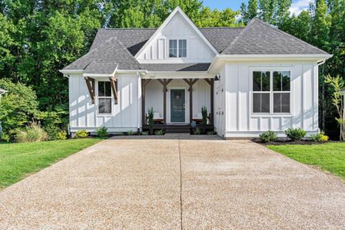 Tullahoma House | Cottage with 3 King Beds, 3 min to Marina, Fire Pit