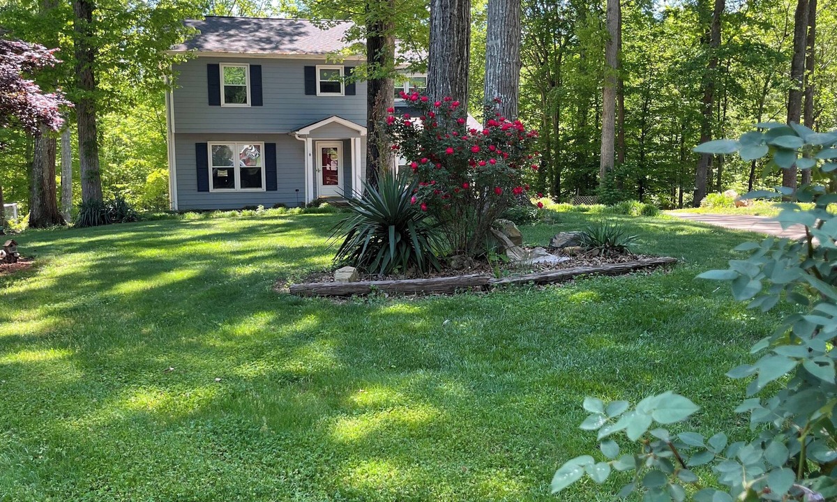 Bowling Green House | Country Charm City Convenience: Beautiful 3-Bedroom 2.5-Bath Home Forest Views