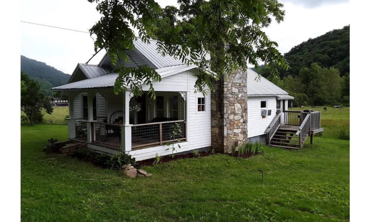 Barnardsville House | Country Mountain Getaway! Relax, Unplug, Unwind! 110+ yr.old Renovated Farmhouse