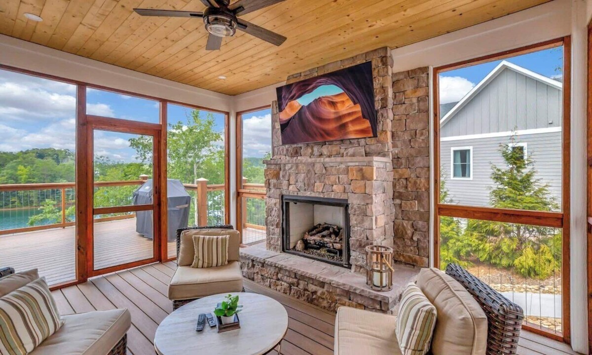Six Mile House | Coveside Spacious 5BR Waterfront Home