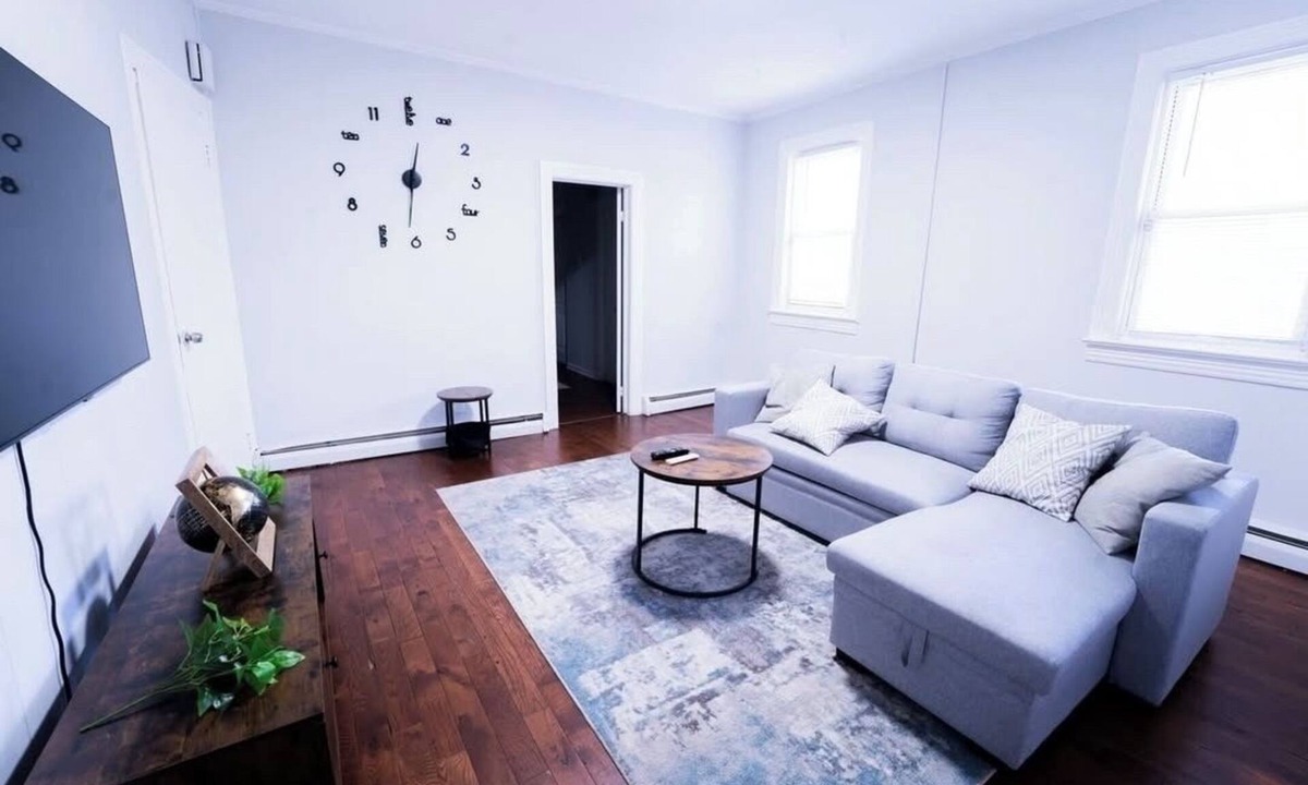 Trenton House | Cozy 1-Bed Unit with Workspace - 5 Min to Train & Downtown