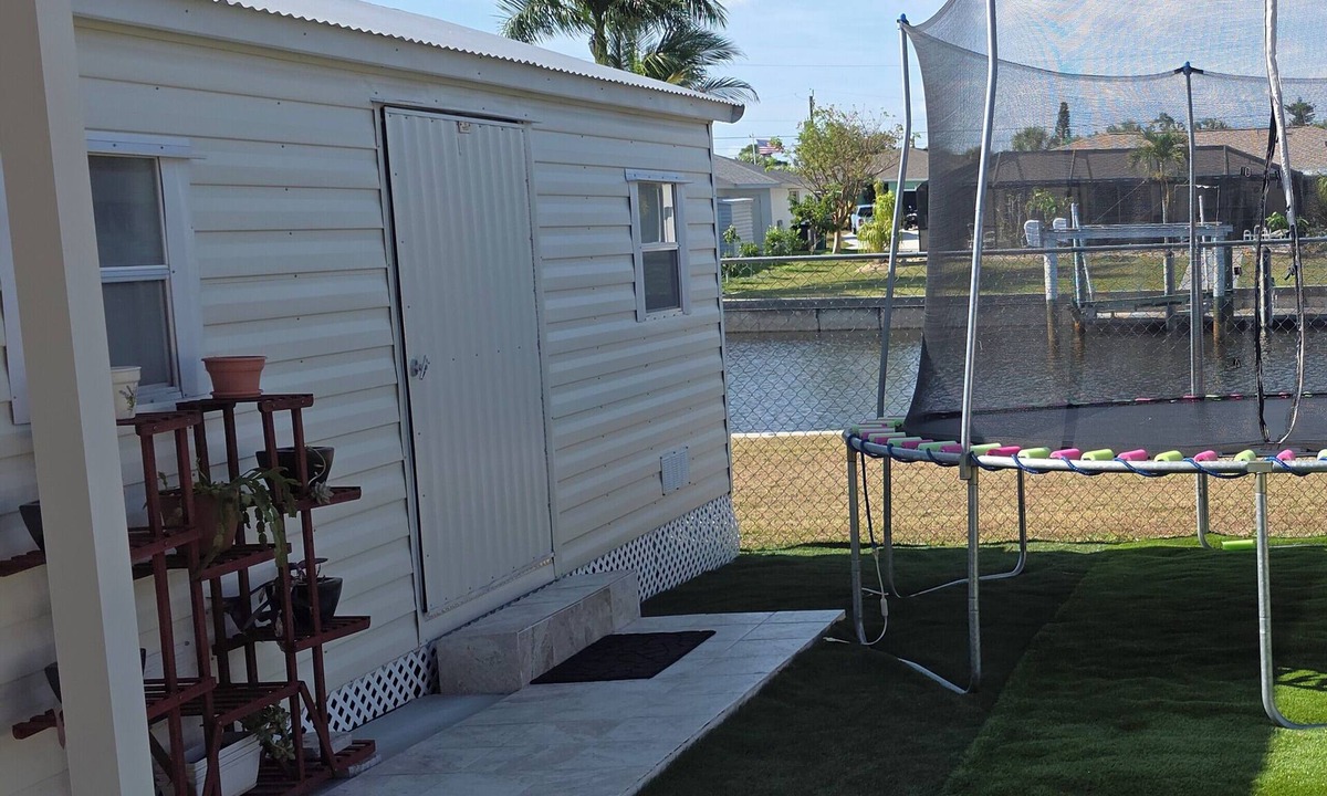 Port Charlotte Apartment | Cozy 1-bedroom bed in gorgeous Port Charlotte with AC