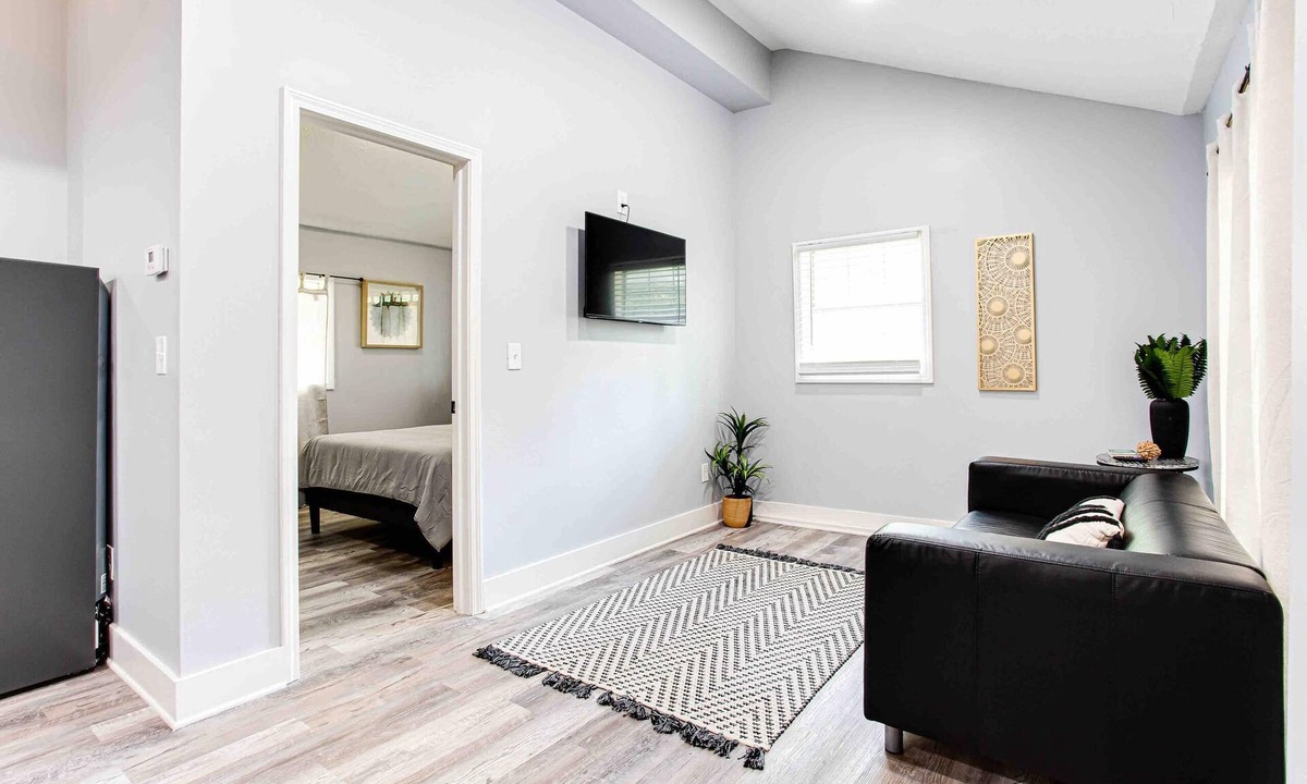College Park House | Cozy 1-Bedroom Bungalow in Delightful College Park with AC