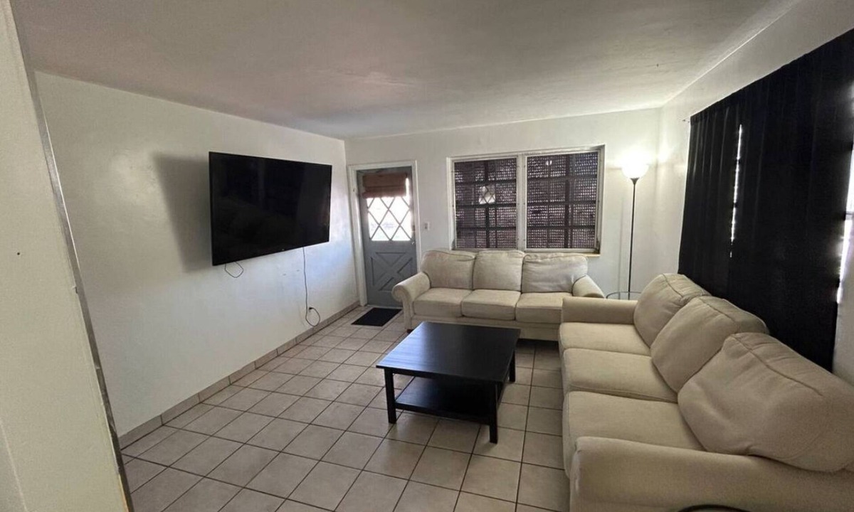 North Beach Condo | Cozy 1-bedroom condo in fantastic Hollywood with AC, WiFi