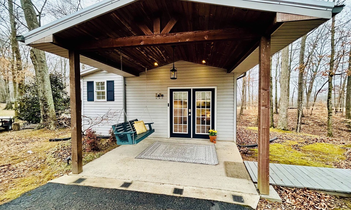Estill Springs Cottage | Cozy 1-bedroom lake side cottage in beautiful Estill Springs