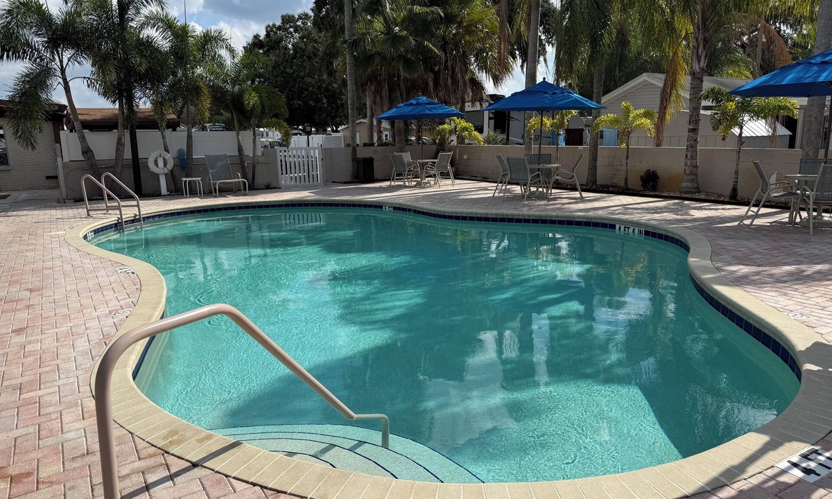 Zephyrhills South House | Cozy 1-bedroom mobile home in nice Zephyrhills with AC.. pool hot tub.. over 55