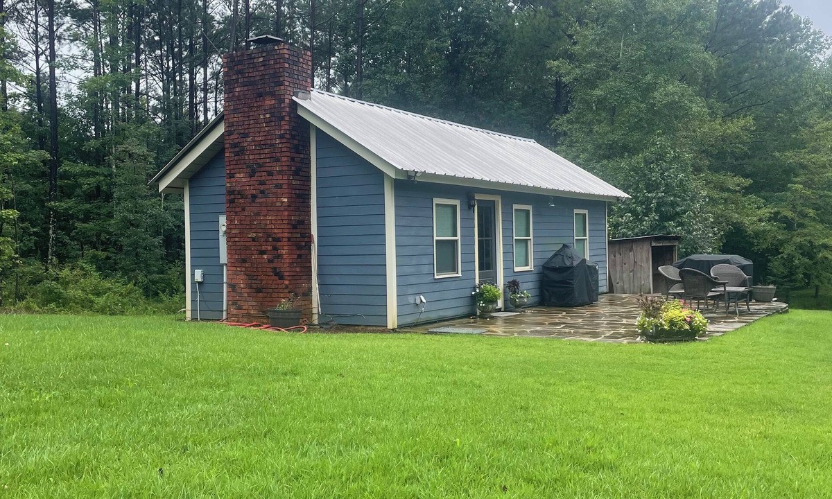 Jones County Cabin | Cozy 1-bedroom peaceful pond cabin minutes from town