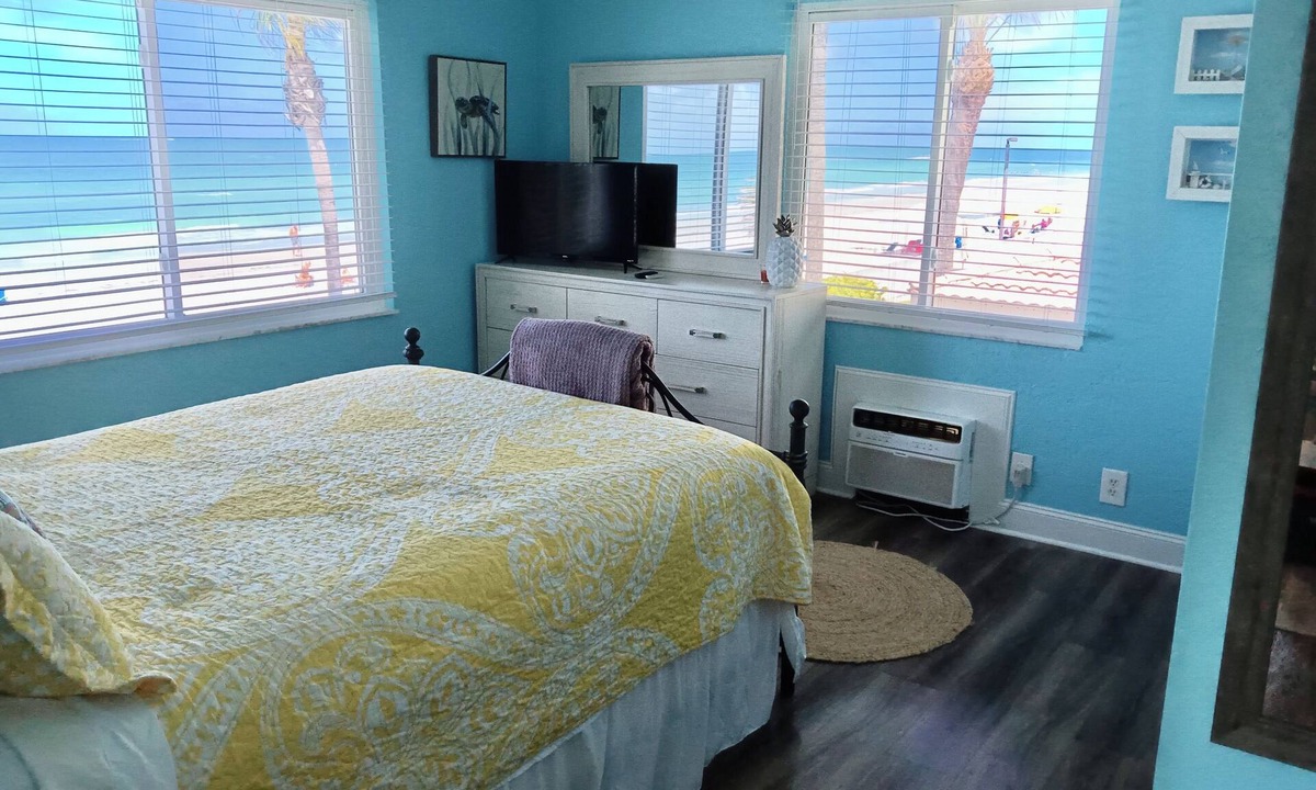 North Redington Beach Condo | Cozy 1BR Condo w/0 min walk to beach! Spectacular views! Nov/Dec still open!
