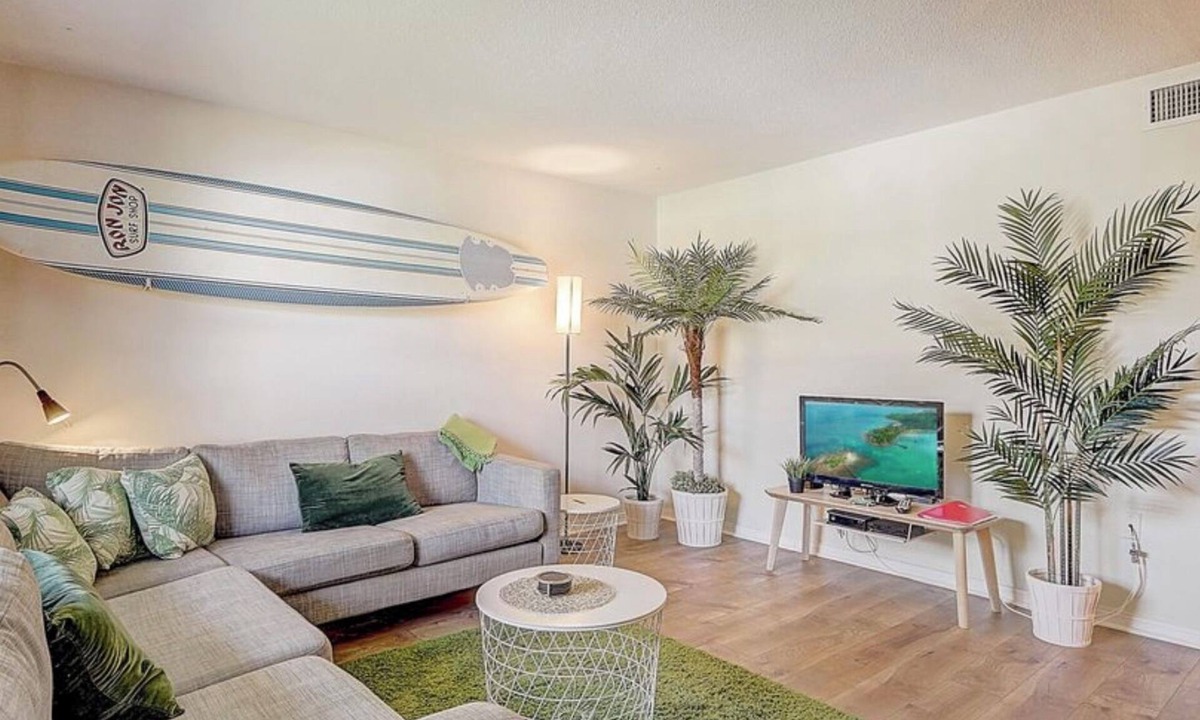 Bayview Park Apartment | Cozy 2-bedroom apartment in beautiful Cocoa Beach with WiFi, AC