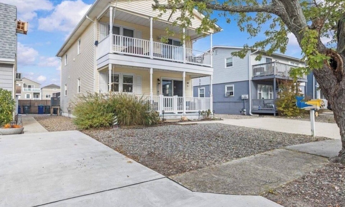 Southend Condo | Cozy 2 bedroom condo just steps to the beach!