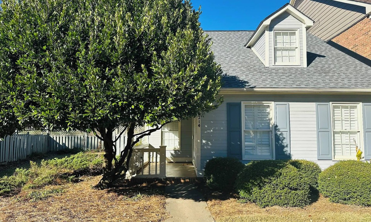 Drayton House | Cozy 2-bedroom END UNIT townhome in lovely Spartanburg