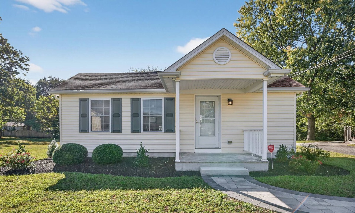 Clayton House | Cozy 2-bedroom house near Rowan Univ. Inspira Medical Ctr., Phila, AC, and NYC